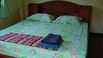 Standaard kamer | Een kluis op de kamer, een bureau