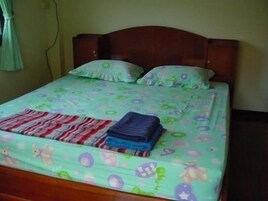 Two Bedroom Bungalow | 客房内保险箱、办公桌