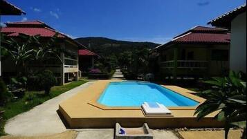 Una piscina al aire libre