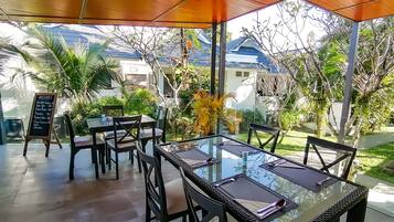 Breakfast, lunch served; international cuisine, beach views