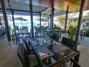 Se sirven desayunos, comidas y cocina internacional con vista a la playa