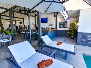 Se sirven desayunos, comidas y cocina internacional con vista a la playa