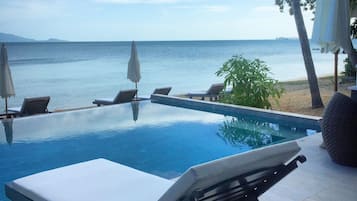 Breakfast, lunch served; international cuisine, beach views