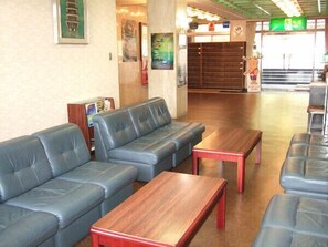 Lobby sitting area - Daibutsukan (Nara)