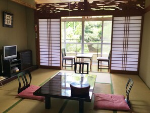 Traditional Room, Japanese Futon, Non Smoking | Minibar, in-room safe, laptop workspace, free WiFi - Daibutsukan (Nara)