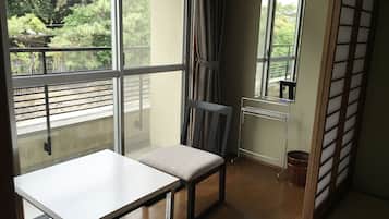 Tavanomainen huone, japanilainen futon, tupakointi kielletty | Minibaari, tallelokero huoneessa