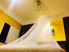 Desk, free WiFi, bed sheets - Banilah (Chiang Mai)