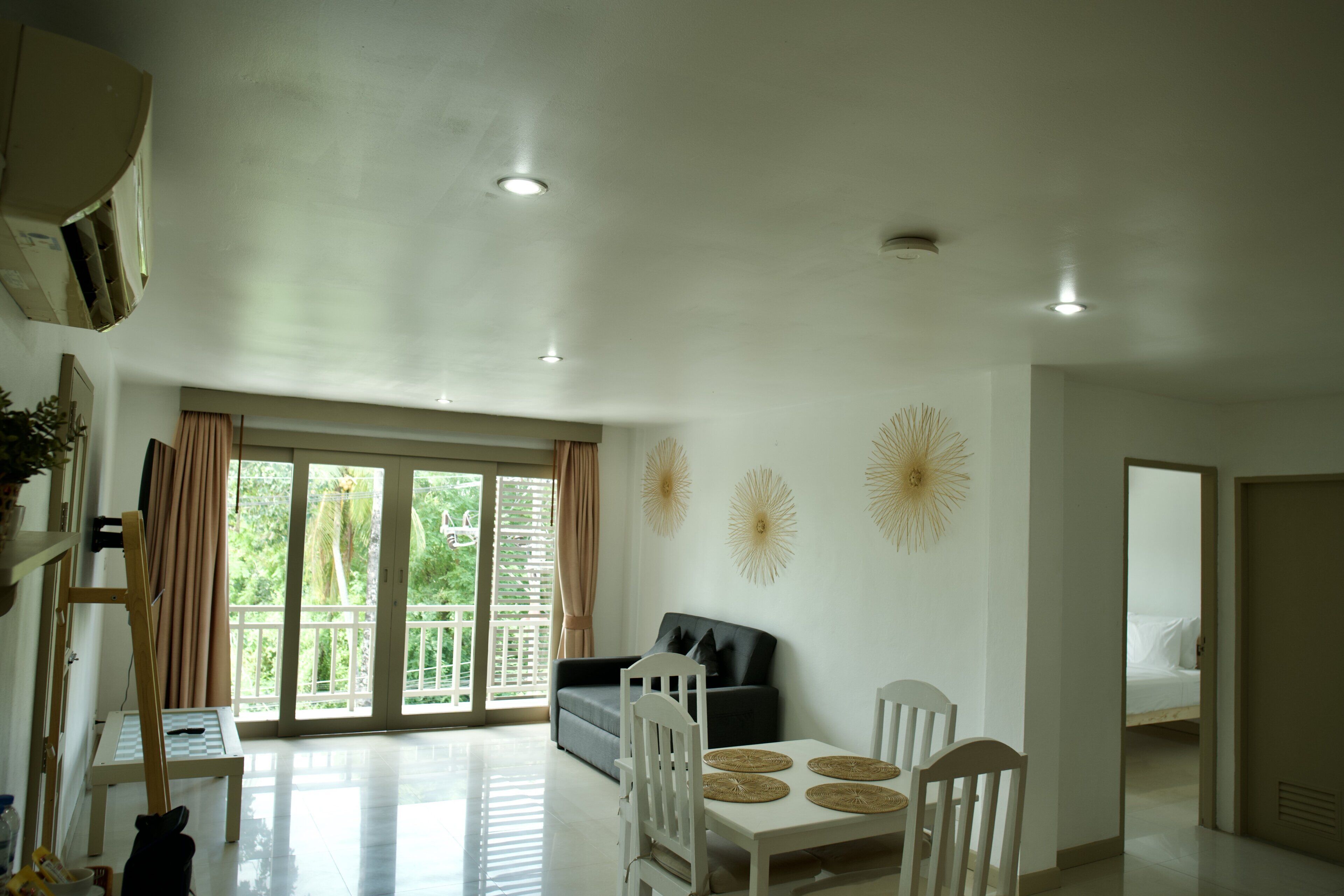 deluxe studio, non smoking | living area | tv