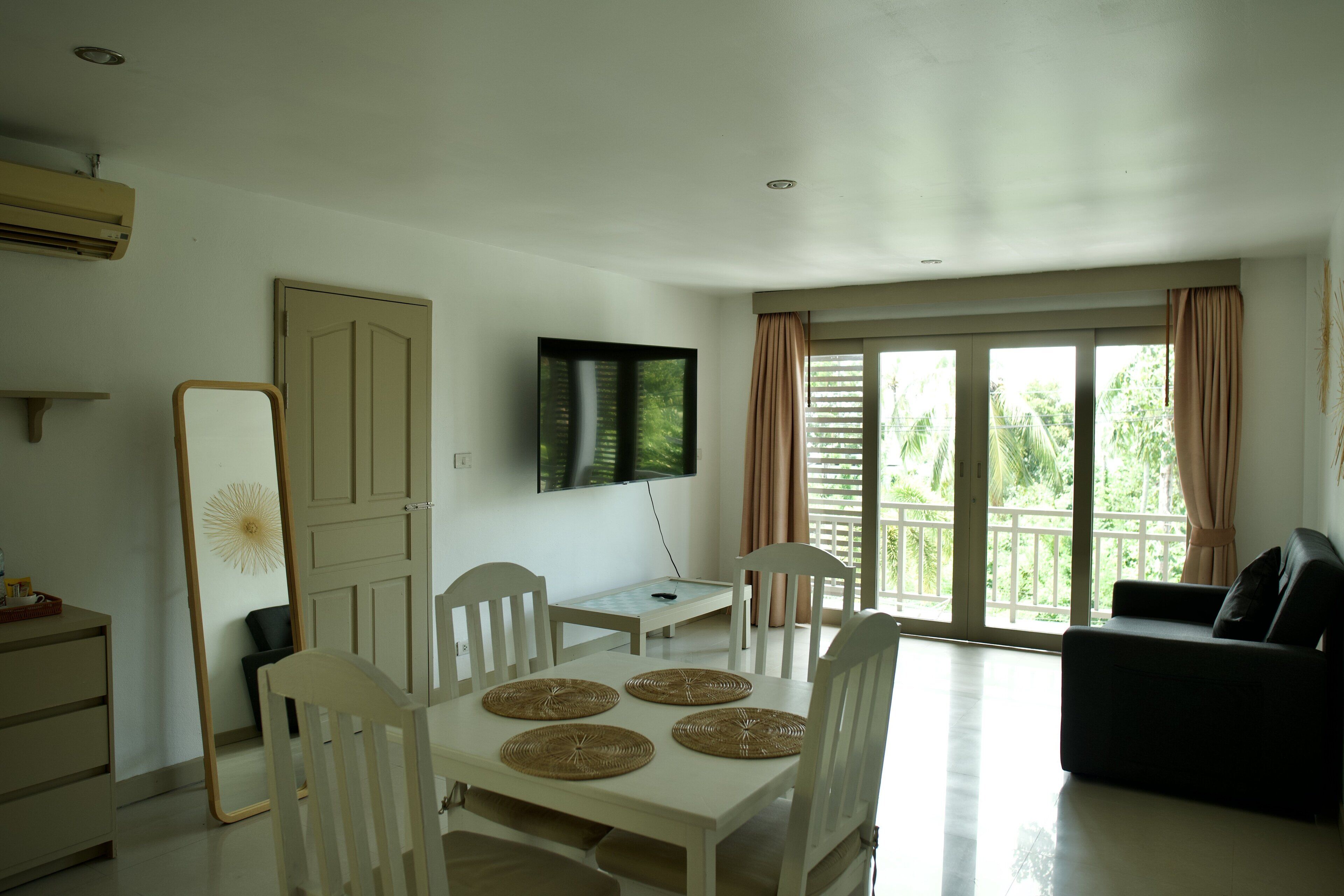 deluxe studio, non smoking | in-room dining