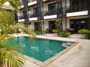 Outdoor pool, pool loungers - Ampha Place Hotel (Koh Samui)