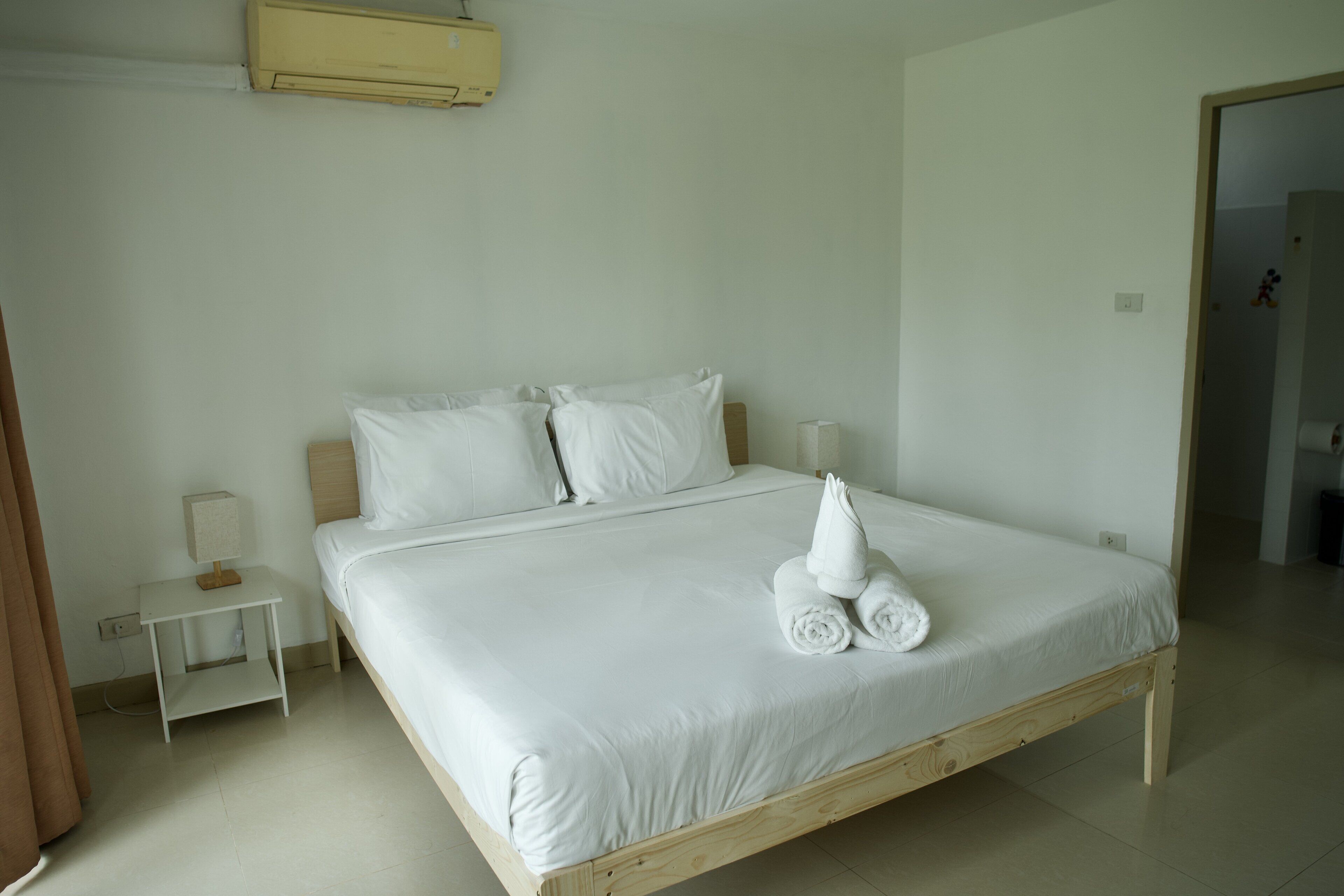 deluxe studio, non smoking | minibar, in-room safe, iron/ironing board, free wifi