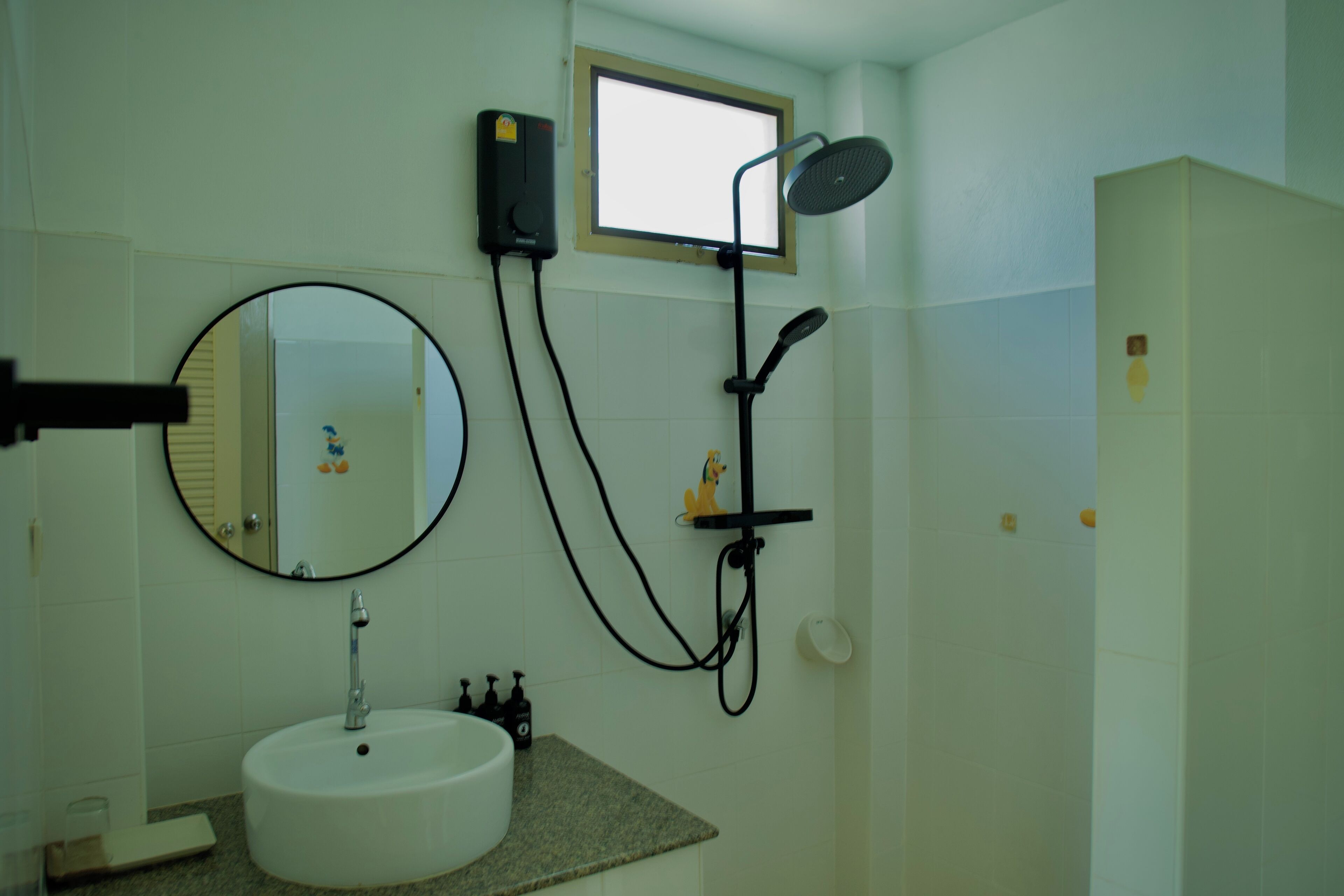 shower, hydromassage showerhead, free toiletries, hair dryer