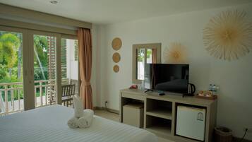 Frigobar, cofres nos quartos, ferros/tábuas de passar roupa