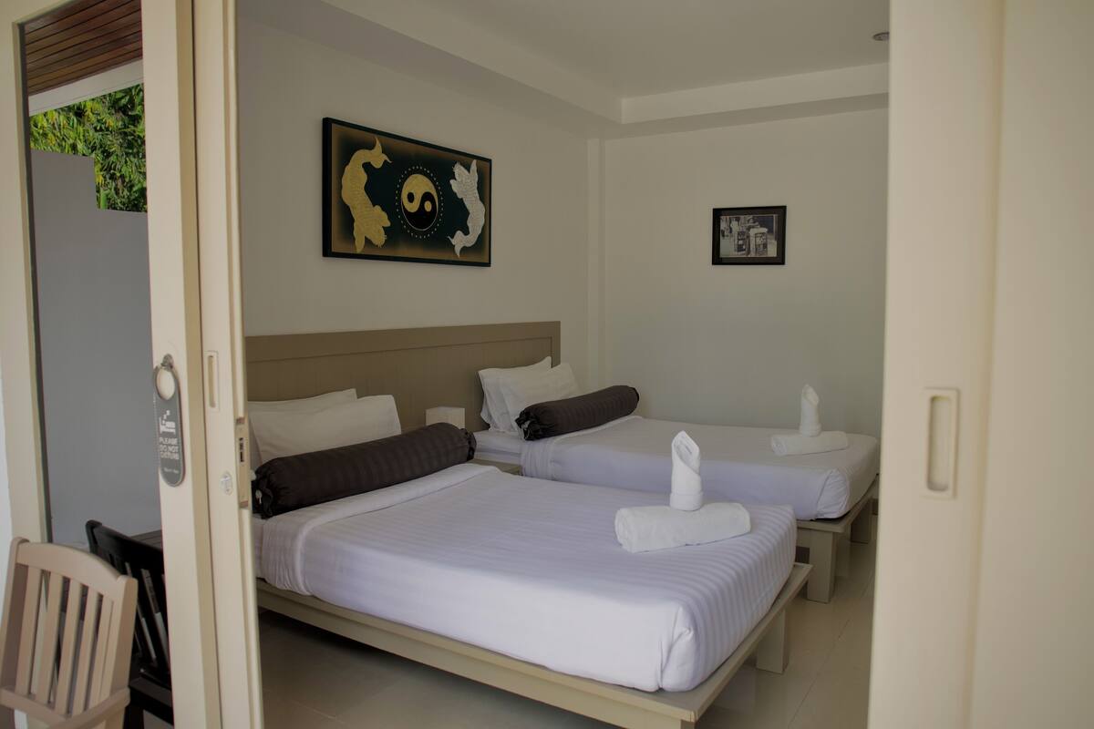 Standard Twin Room | Minibar, in-room safe, iron/ironing board (on request), WiFi (free)