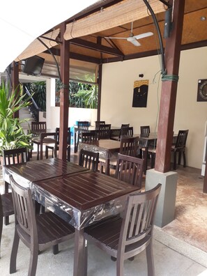 Outdoor dining - Ampha Place Hotel (Koh Samui)