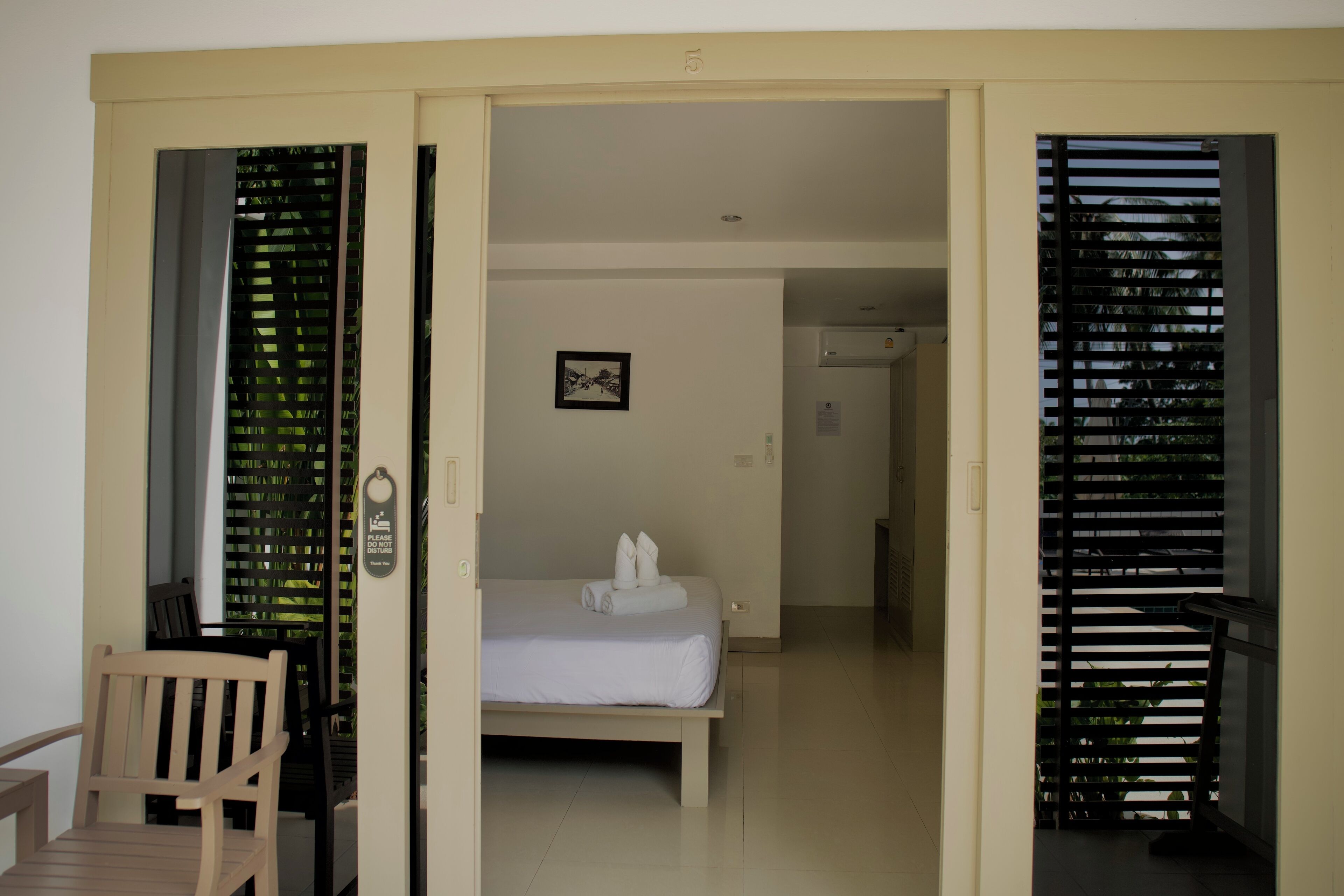 standard double room | minibar, in-room safe, iron/ironing board, free wifi