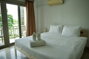 Deluxe Studio, Non Smoking | Bathroom | Shower, hydromassage showerhead, free toiletries, hair dryer