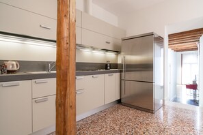 Deluxe-Apartment, 2 Schlafzimmer (Check-in online) | 1 Schlafzimmer, hochwertige Bettwaren, Daunenbettdecken