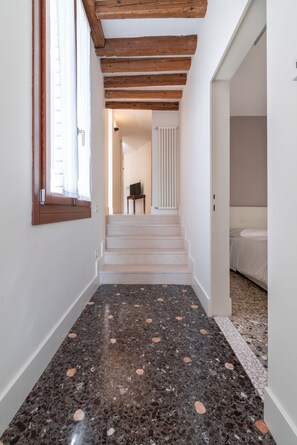 Deluxe-Apartment, 2 Schlafzimmer (Check-in online) | 1 Schlafzimmer, hochwertige Bettwaren, Daunenbettdecken