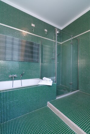 1 Schlafzimmer, hochwertige Bettwaren, Daunenbettdecken
