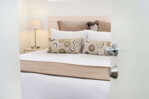 Tabla de planchar con plancha, cunas, wifi y ropa de cama 