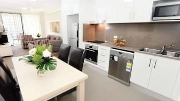 Full-sized fridge, microwave, oven, stovetop