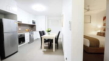 Geladeira grande, micro-ondas, fogão, cooktop