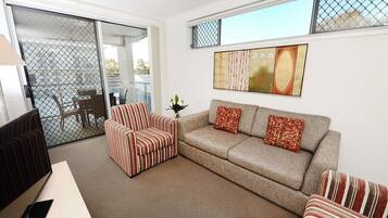 Bàn ủi/dụng cụ ủi quần áo, nôi/giường cho trẻ sơ sinh (phụ phí)