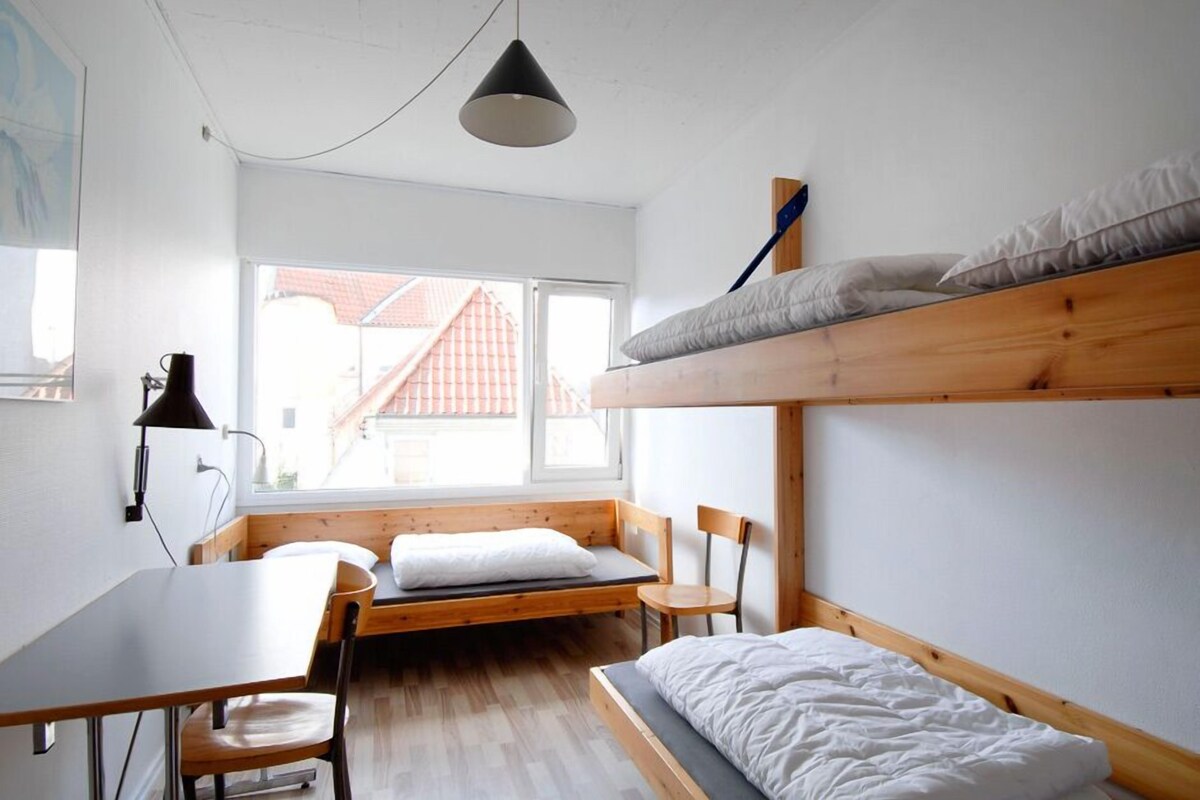 Dreibettzimmer, eigenes Bad (ohne Bettwäsche) | Kostenlose Babybetten, kostenloses WLAN