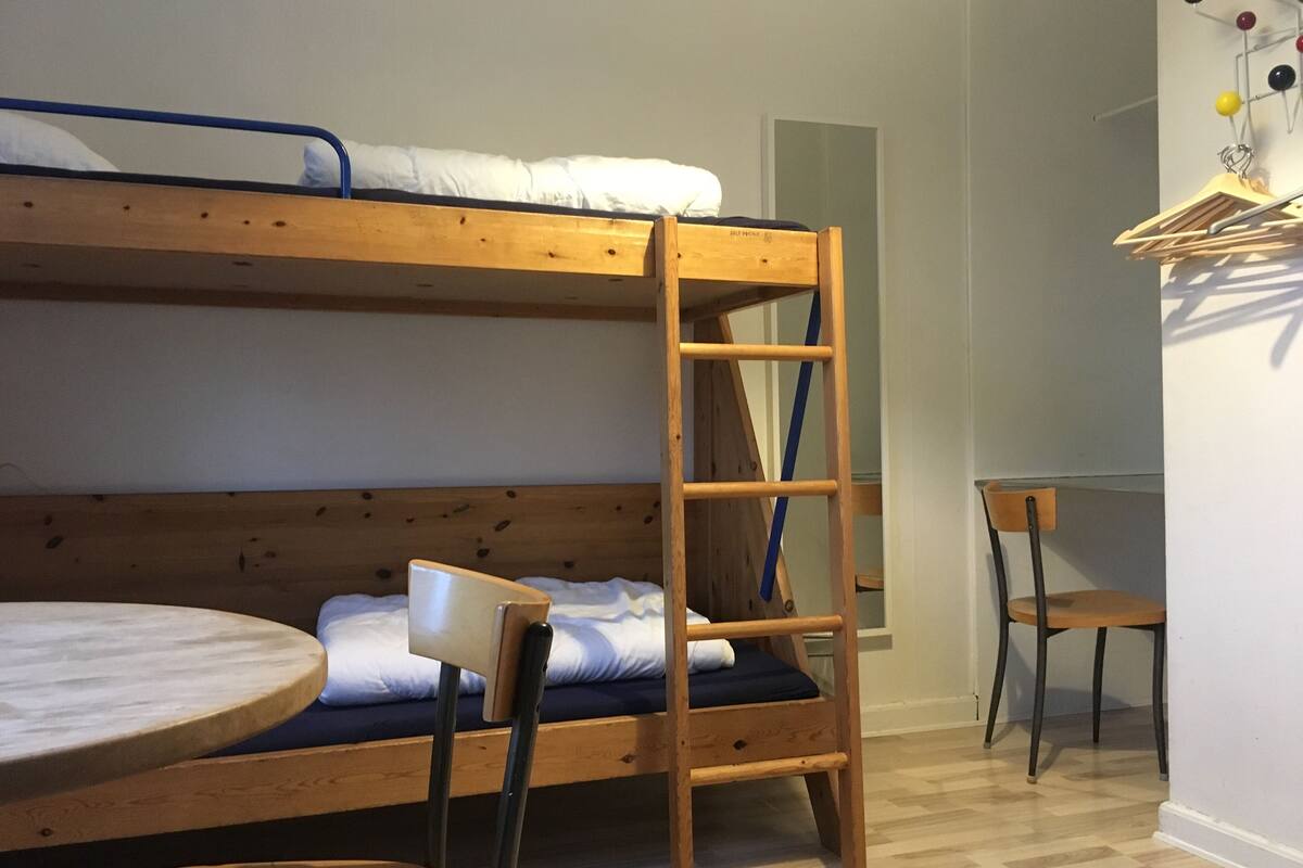 Free cots/infant beds, free WiFi