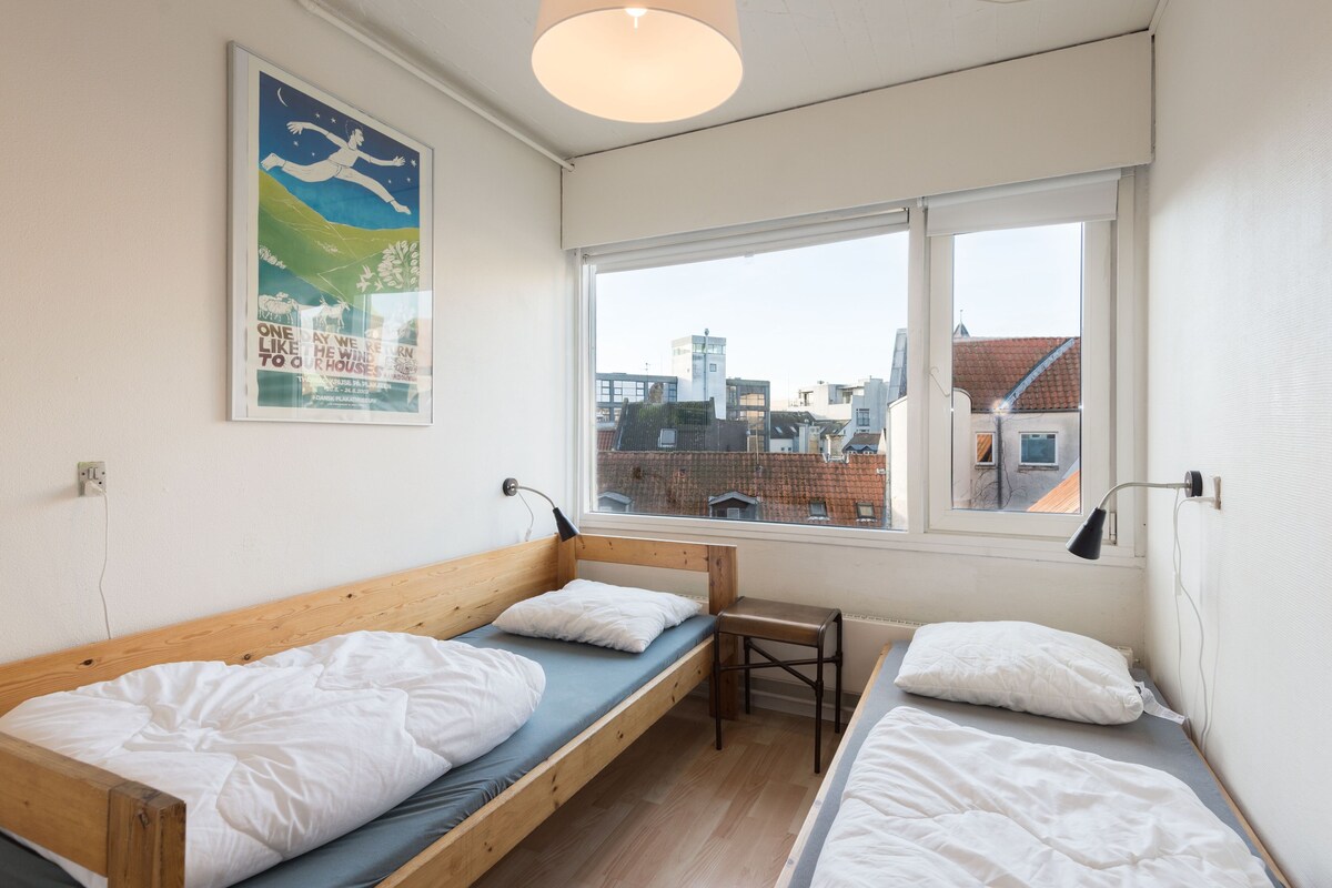 Doppelzimmer, eigenes Bad (ohne Bettwäsche) | Kostenlose Babybetten, kostenloses WLAN