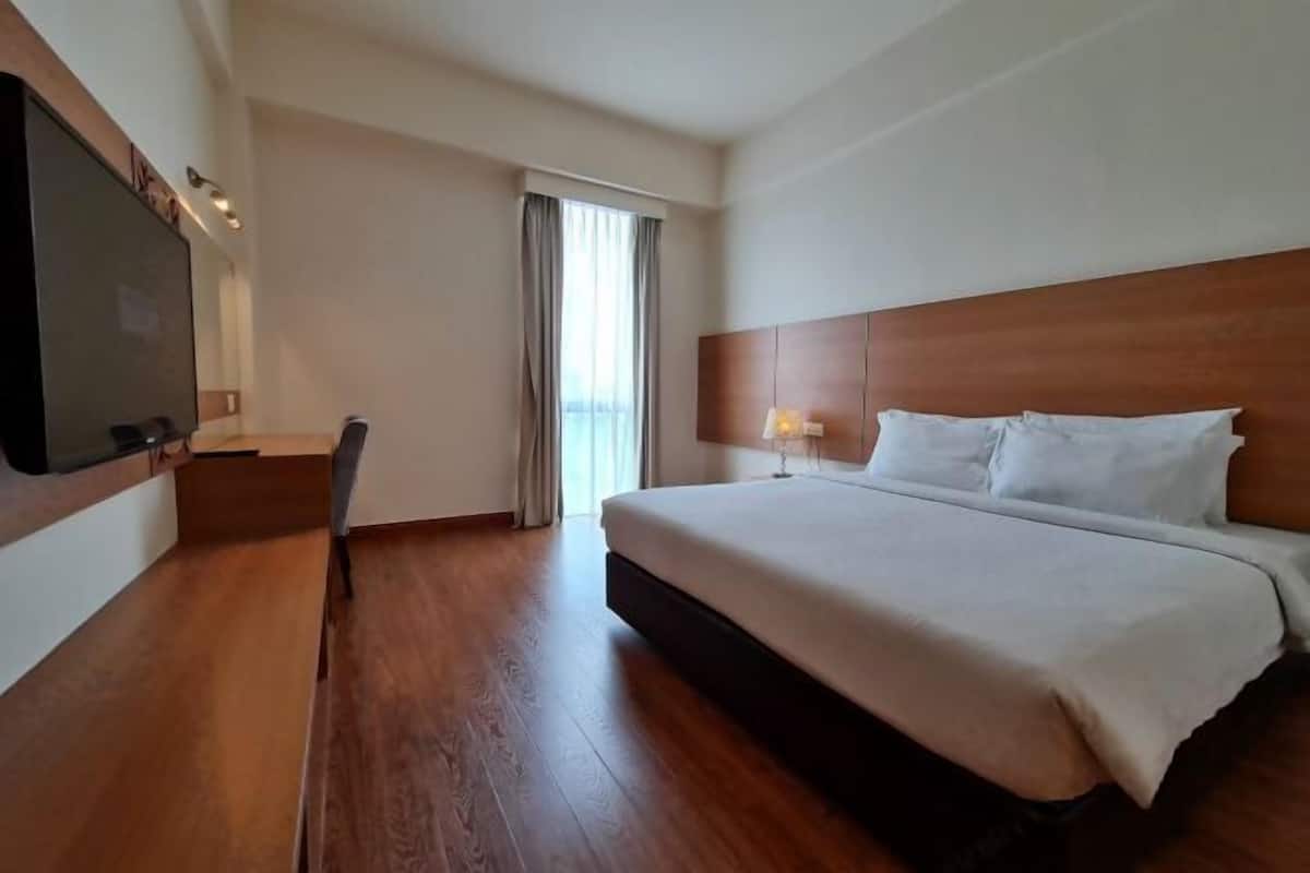 1 slaapkamer, een kluis op de kamer, een bureau