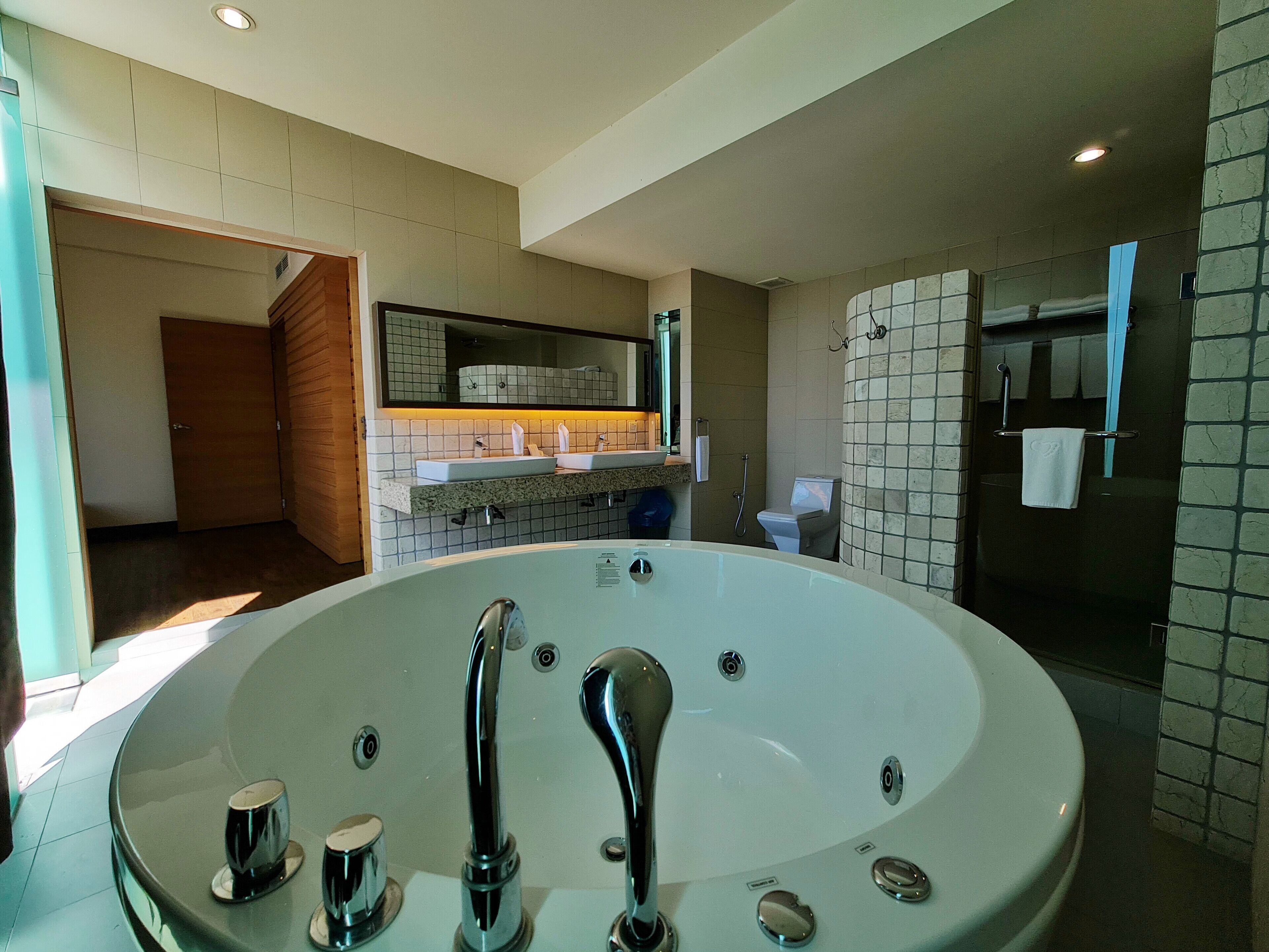 Family Suite, 2 Bedrooms, Jetted Tub, Courtyard Area | Bathroom