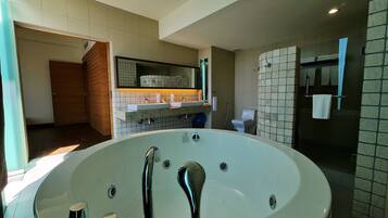 Family Suite, 2 Bedrooms, Jetted Tub, Courtyard Area | Bathroom