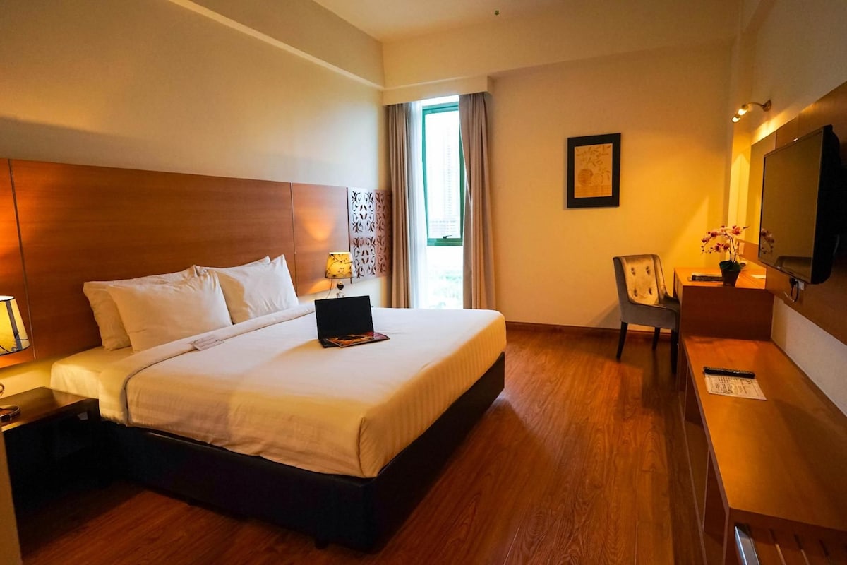 In-room safe, desk, iron/ironing board, WiFi (free)