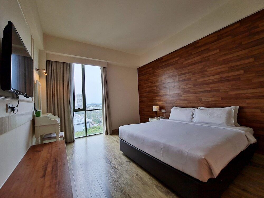 In-room safe, desk, iron/ironing board, free WiFi
