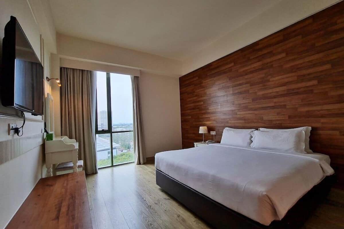 In-room safe, desk, iron/ironing board, free WiFi