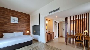 Una habitación de hotel con pared de madera, una cama, un escritorio y una silla.