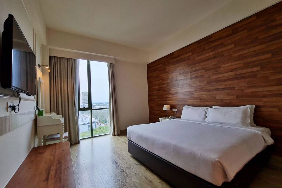 In-room safe, desk, iron/ironing board, free WiFi