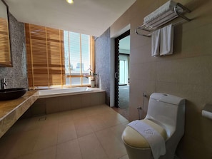 Studio Suite | Bathroom | Free toiletries, hair dryer, bidet, towels