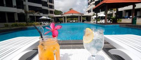 Outdoor pool, free pool cabanas, pool loungers