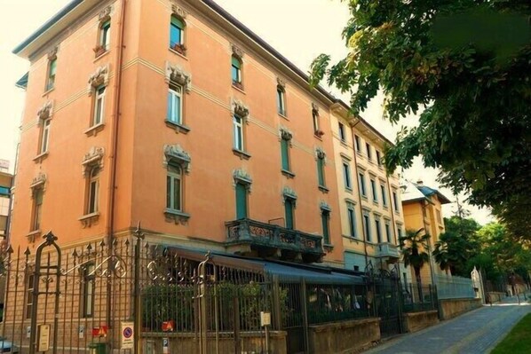 Schreibtisch, kostenlose Babybetten, Zustellbetten, kostenloses WLAN