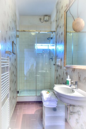 Double Room | Bathroom | Free toiletries, hair dryer, bidet, towels