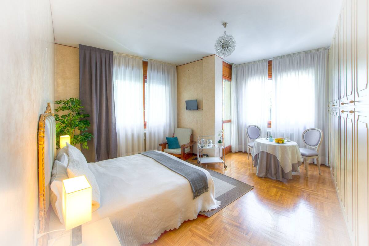 Habitación superior con 1 cama matrimonial o 2 individuales, 1 habitación | Área de sala de estar | Televisión de pantalla plana
