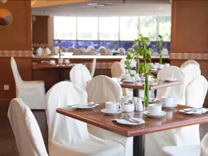 Breakfast and lunch served, international cuisine