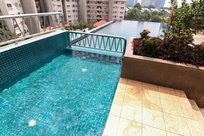 Piscina a l'aire lliure i gandules 