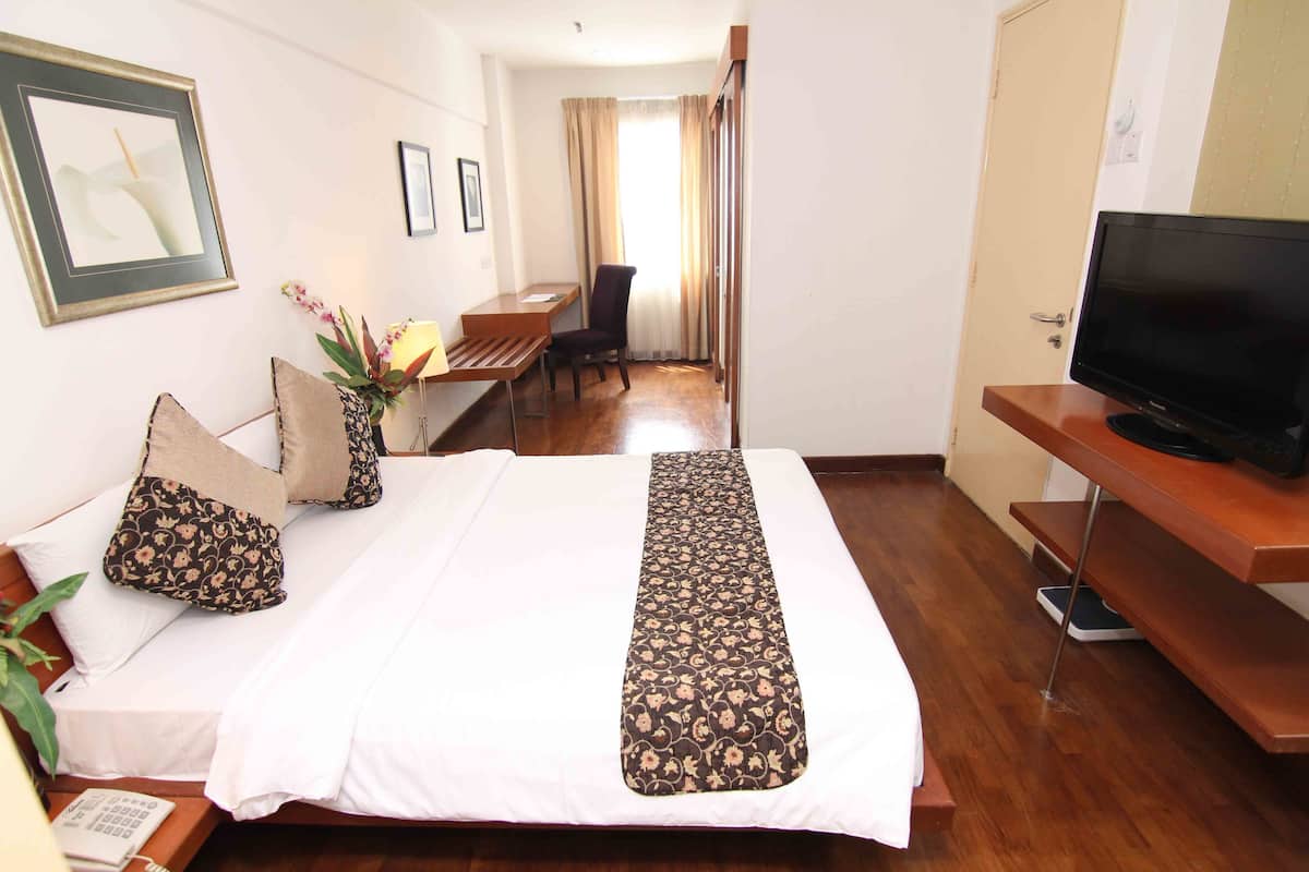 Premier Suite, 2 Bedrooms | Safe på rommet, skrivebord, strykejern/-brett og barnesenger (inkludert)