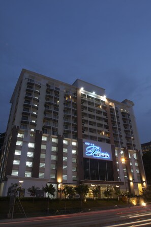 Façana frontal de l'allotjament (vespre/nit)