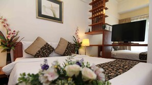In-room safe, desk, iron/ironing board (on request), cribs (free) - Peninsula Residence All Suite Hotel (Kuala Lumpur)