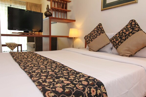 Estudi (Suite Single) | Caixa forta a l'habitació, escriptori i planxa i posts de planxar 